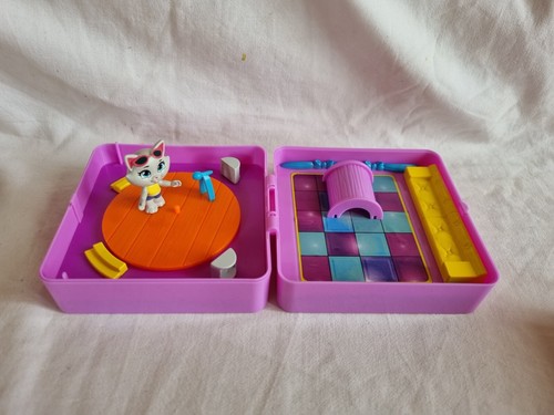 Personaggio gatti con - gatti,
